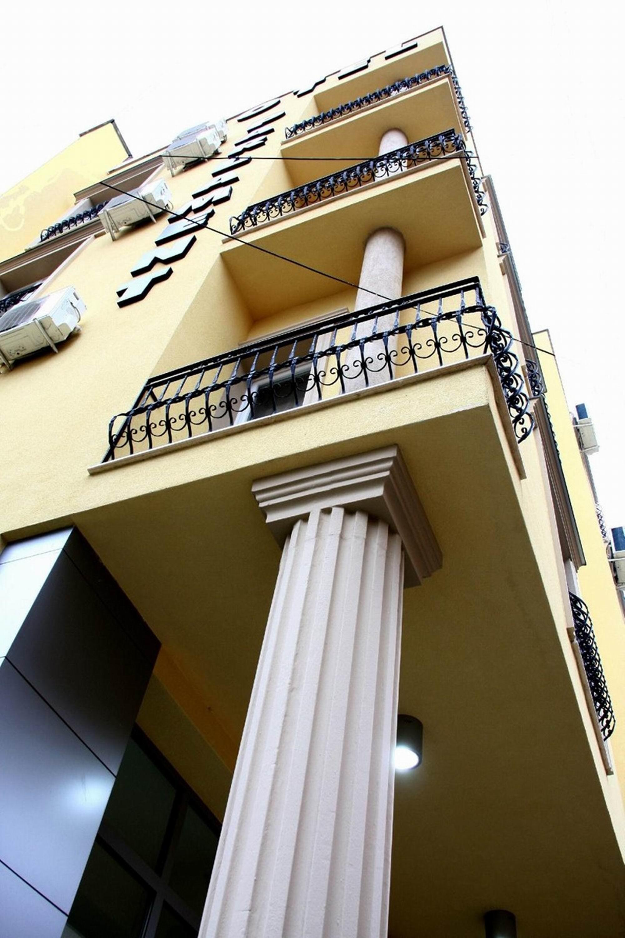Hotel Parlament Prishtinë Exterior photo